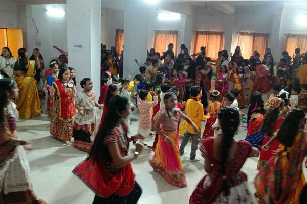 MVM Jabalpur 5 Vijay Nagar hosted grand Garba Mahotsav on Oct 17, 2026, celebrating Saptami with devotion, lamp lighting, and student performances.