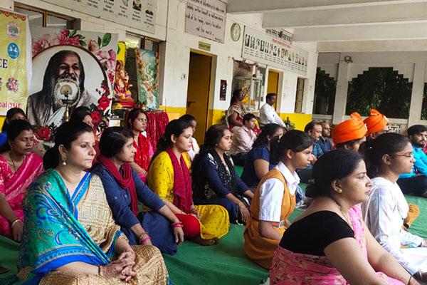 Ganesh Utsav and the foundation day of Maharishi World Peace Movement were celebrated with great enthusiasm at Maharishi Vidya Mandir Vijaynagar, Jabalpur on Thursday. First of all everyone did Pranayama, Yogasana and transcendental meditation.