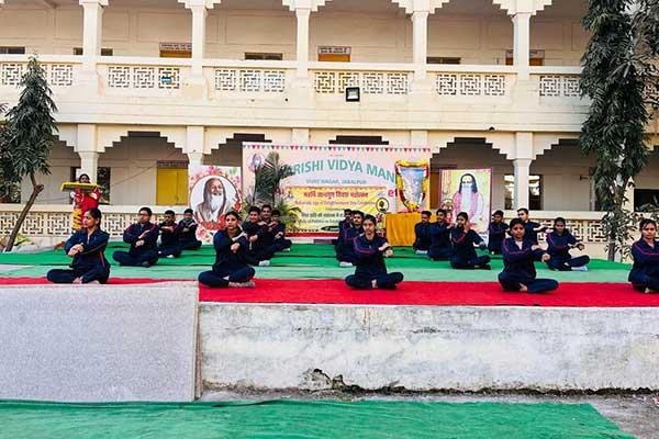 महर्षि विद्या मंदिर विजय नगर जबलपुर 12 जनवरी 2023 को महर्षि महेश योगी जी का जन्मदिवस महर्षि ज्ञान युग दिवस के रूप में मनाया गया।  इस अवसर पर छात्राओं द्वारा रामचरितमानस पाठ के कुछ अंश की  प्रस्तुति व नृत्य की मनमोहक  प्रस्तुत दी। 
