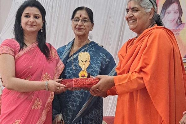 महर्षि भारतीय ब्राम्हण समाज मध्यप्रदेश के द्वारा अंतर्राष्ट्रीय महिला दिवस के अवसर पर प्राचार्या श्रीमती स्नेह चतुर्वेदी को सम्मानित किया गया